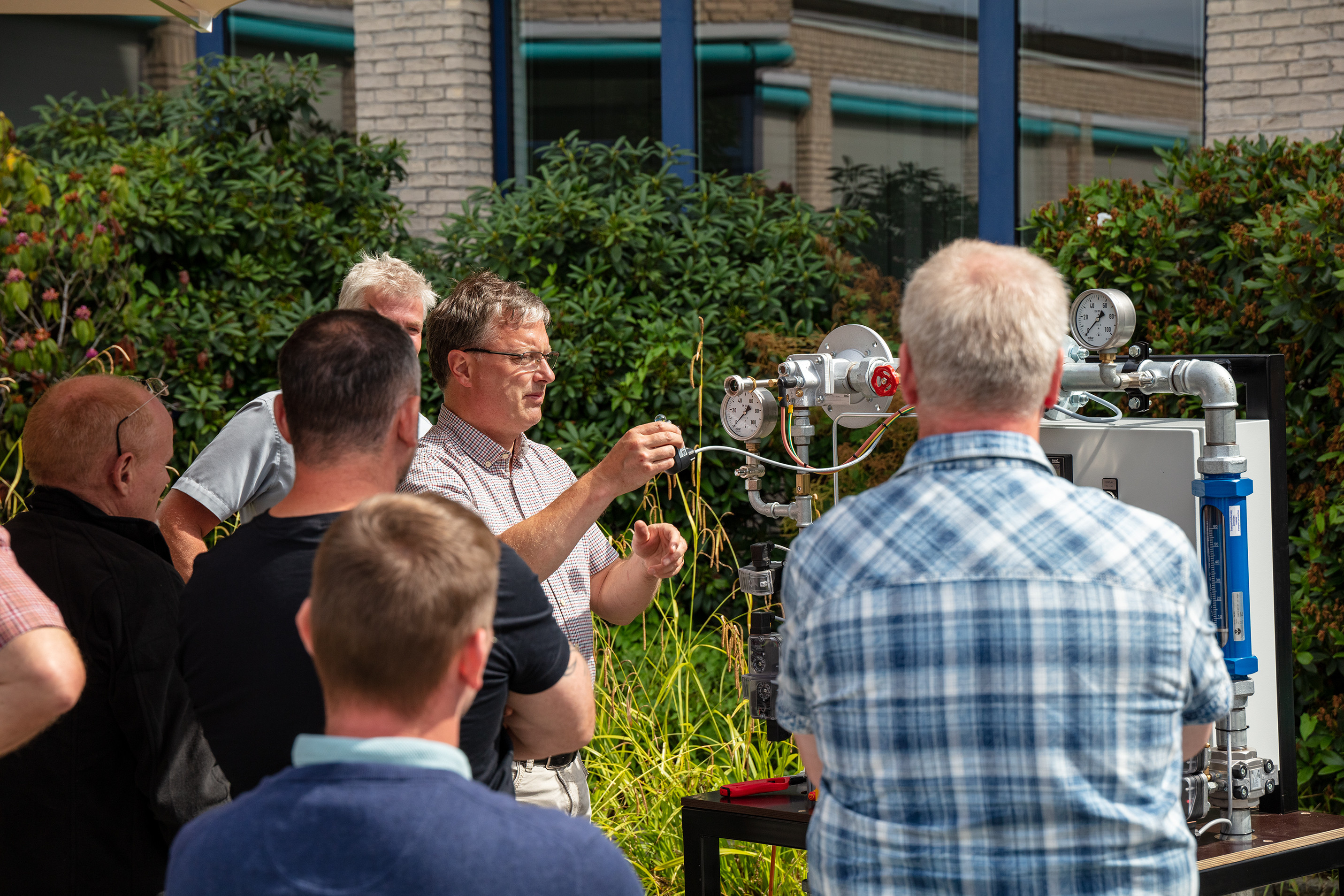 Teilnehmer üben Störungssituationen an einer Praxisanlage Teilnehmer üben Störungssituationen an einer Praxisanlage
