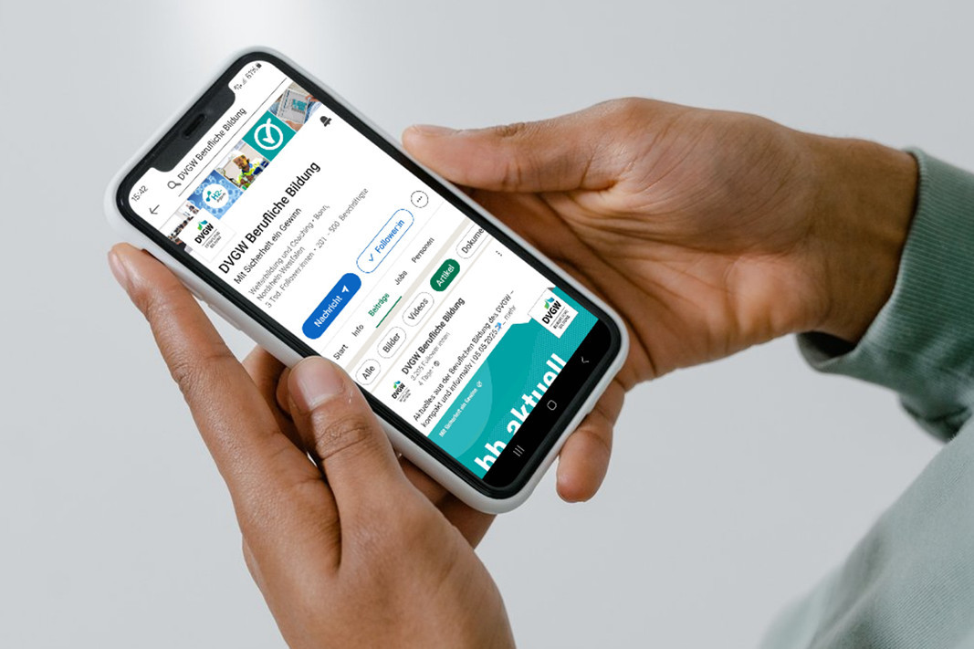 DVGW Berufliche Bildung LinkedIn Account auf einem Smartphone DVGW Berufliche Bildung LinkedIn Account auf einem Smartphone